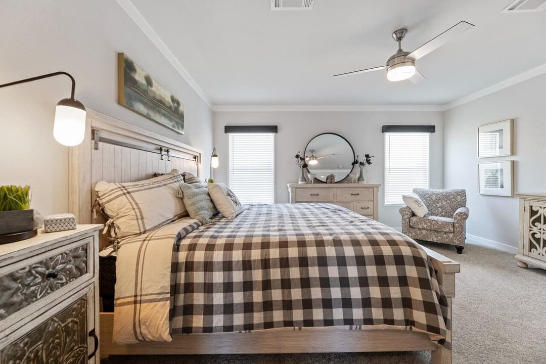 Urban value 32563a bedroom home features