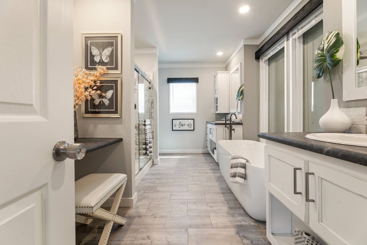 Urban value 32563a bathroom home features