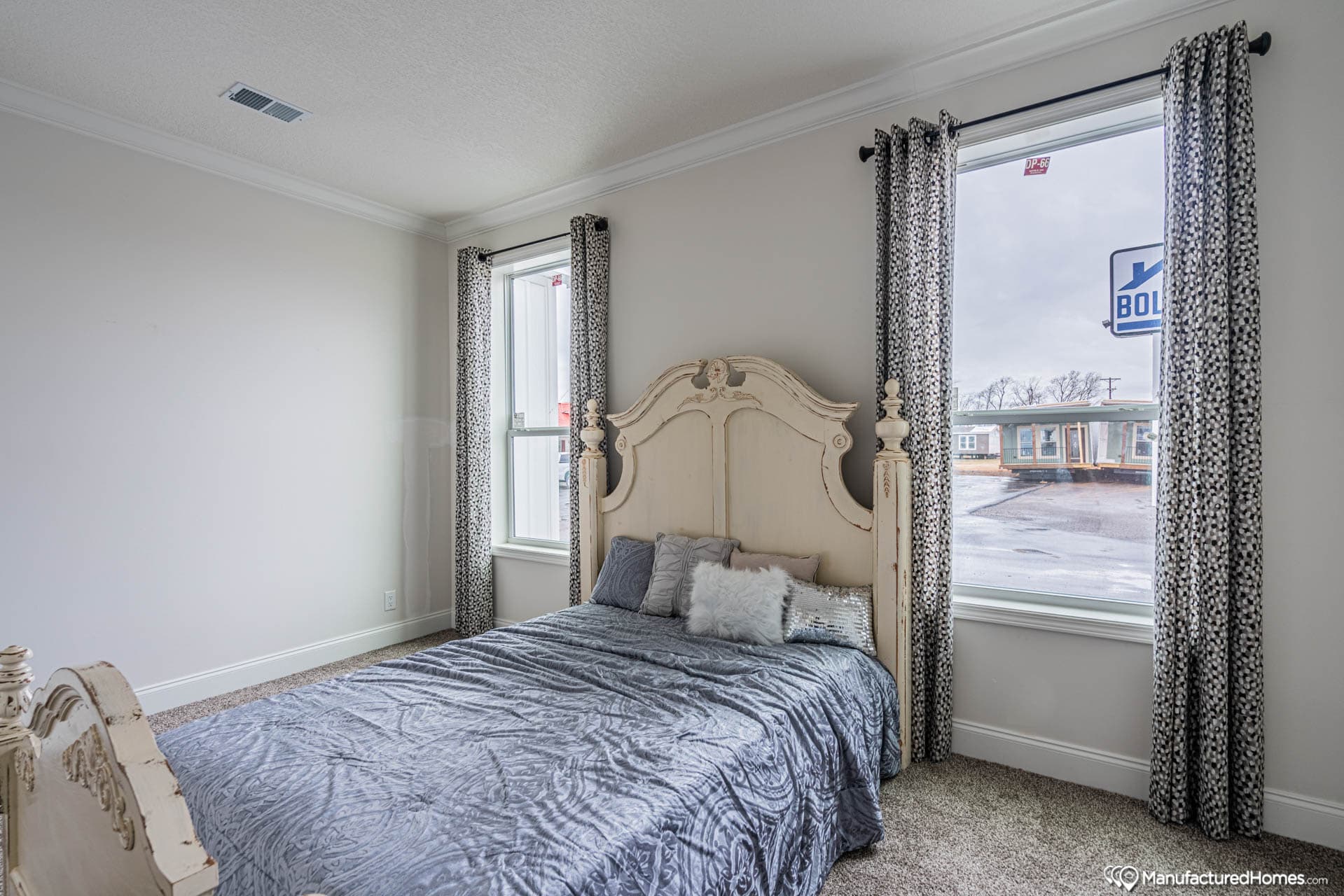 Jasmine i bedroom home features