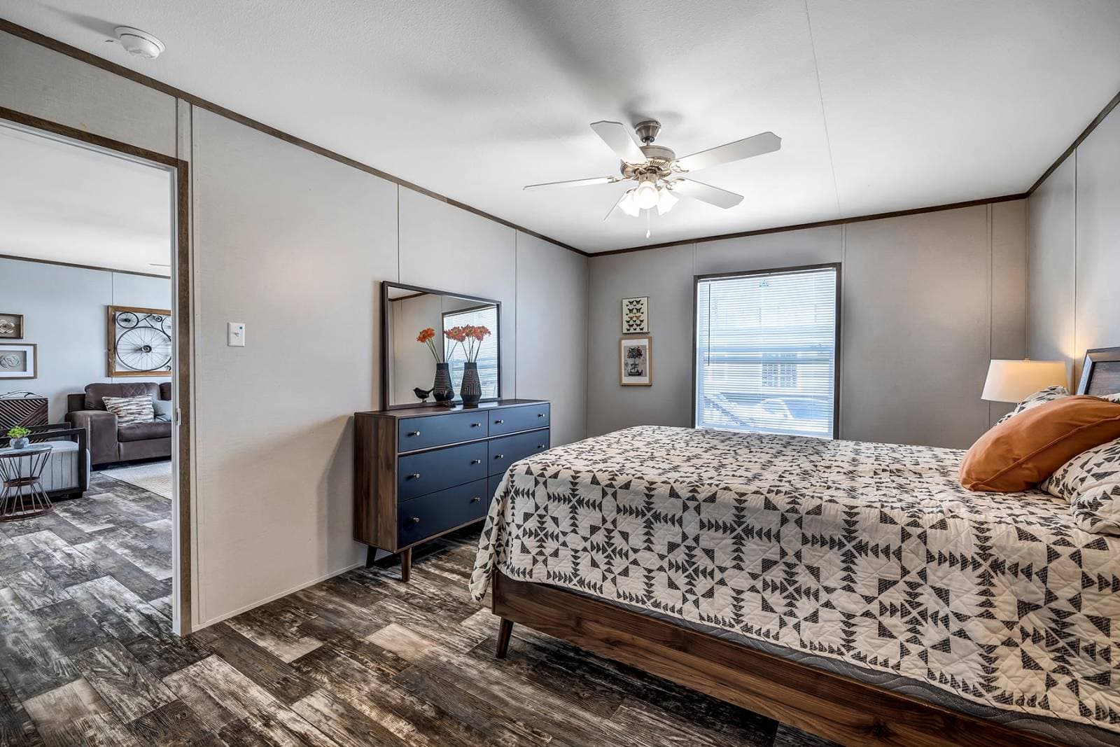 Nm3248b bedroom home features