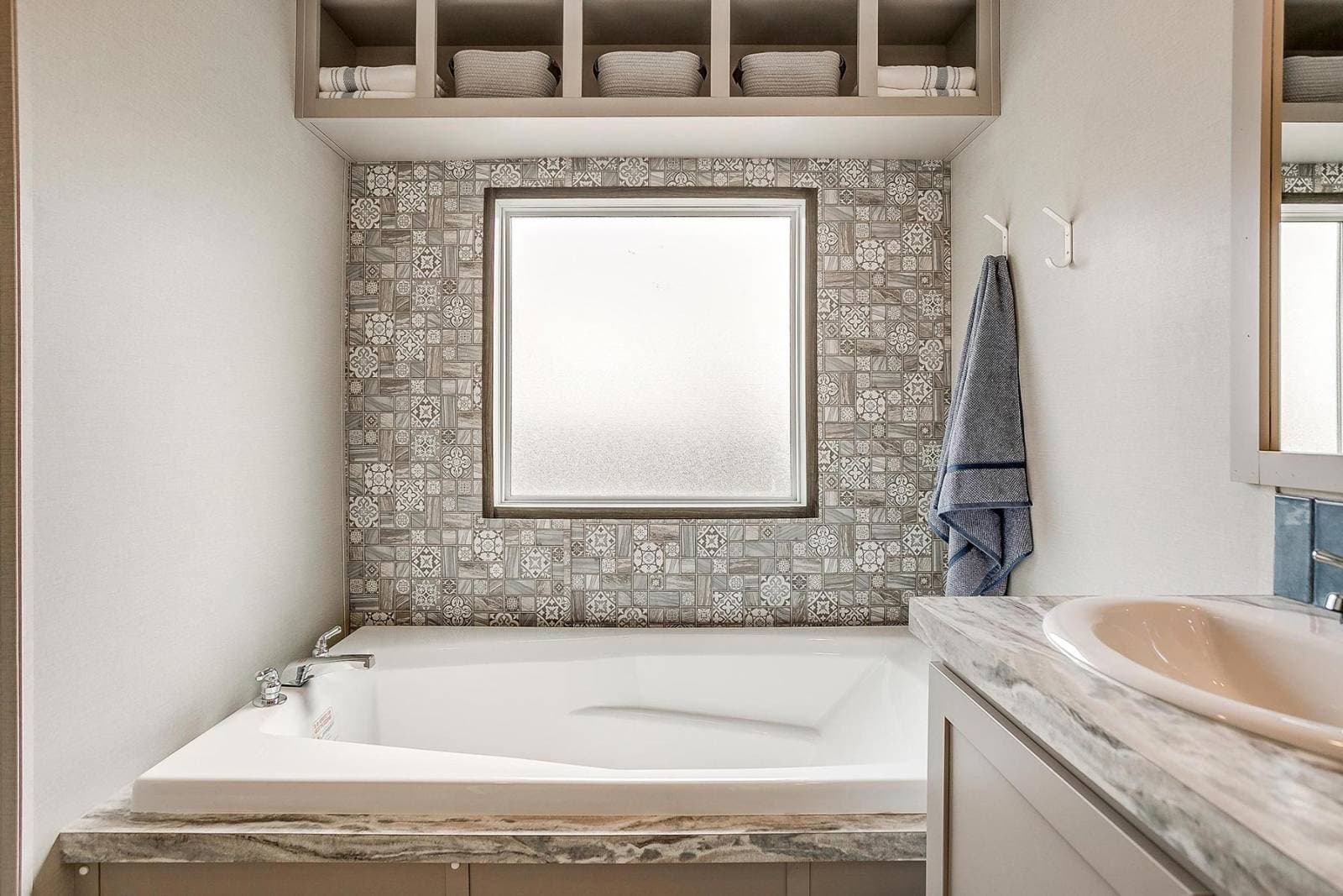 Cs1676h bathroom home features