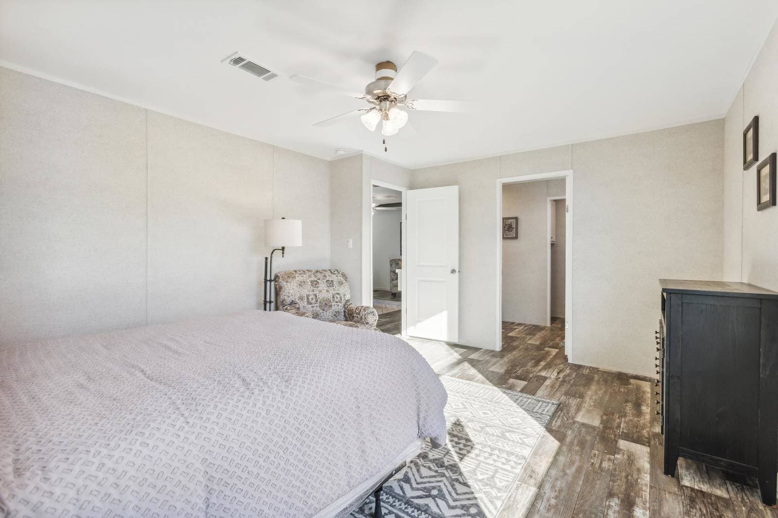 Rm2848h bedroom home features