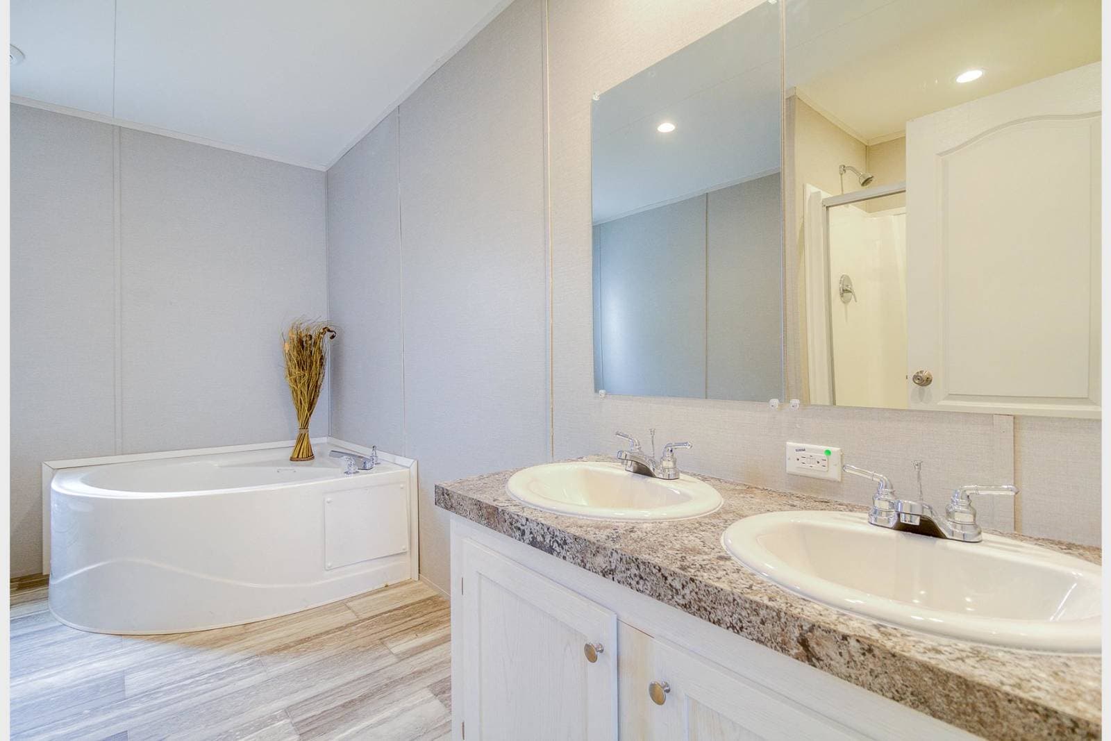 Rm2848a bathroom home features