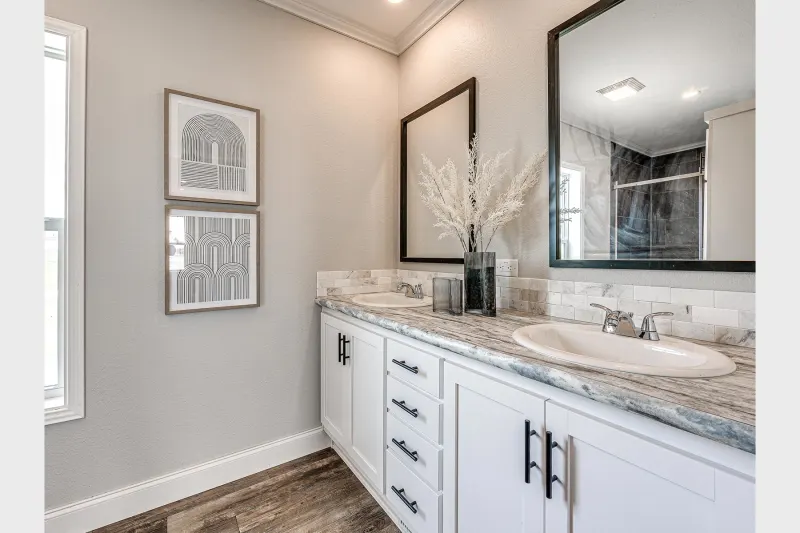 Genesis 9302 bathroom home features