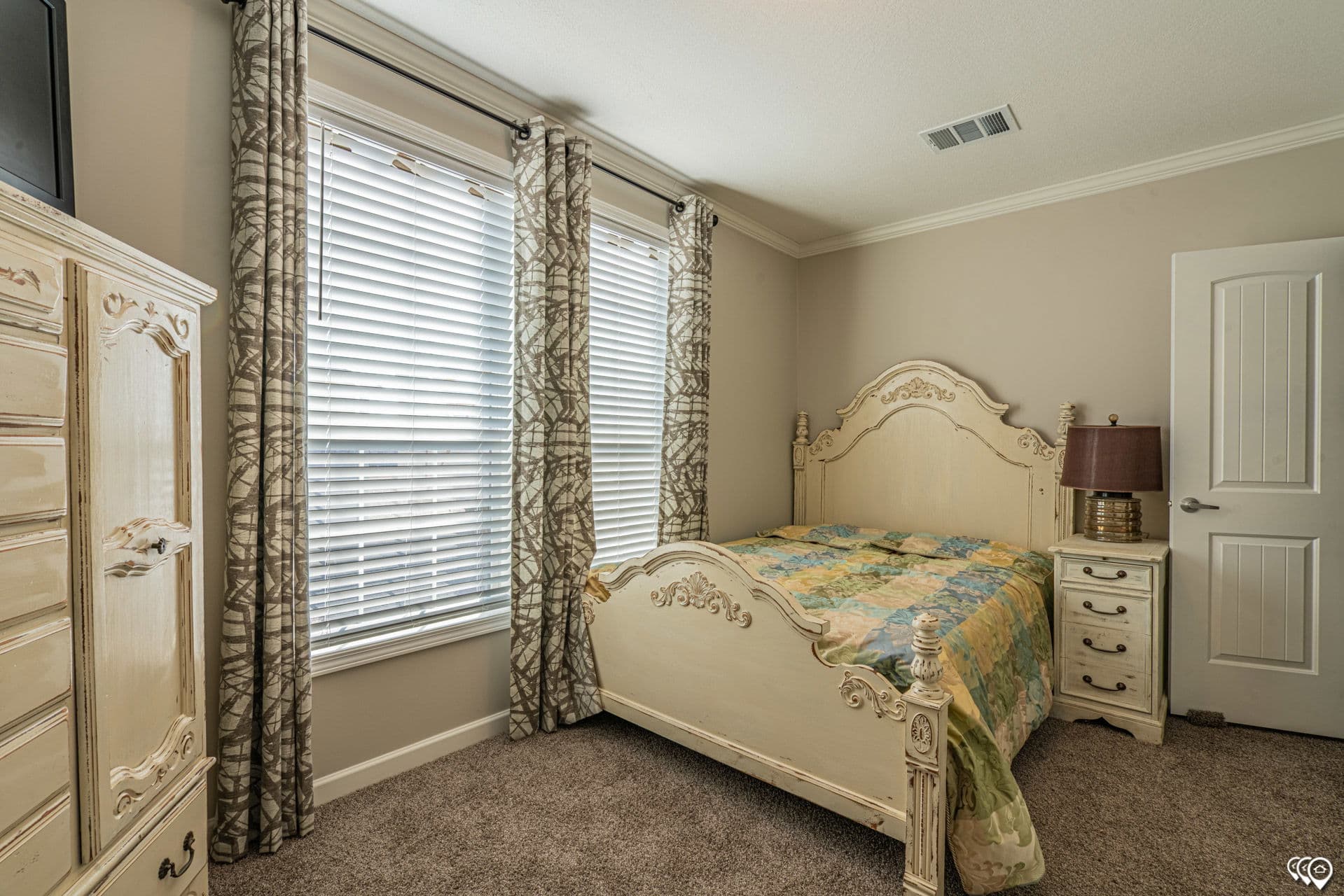 Mei bedroom home features