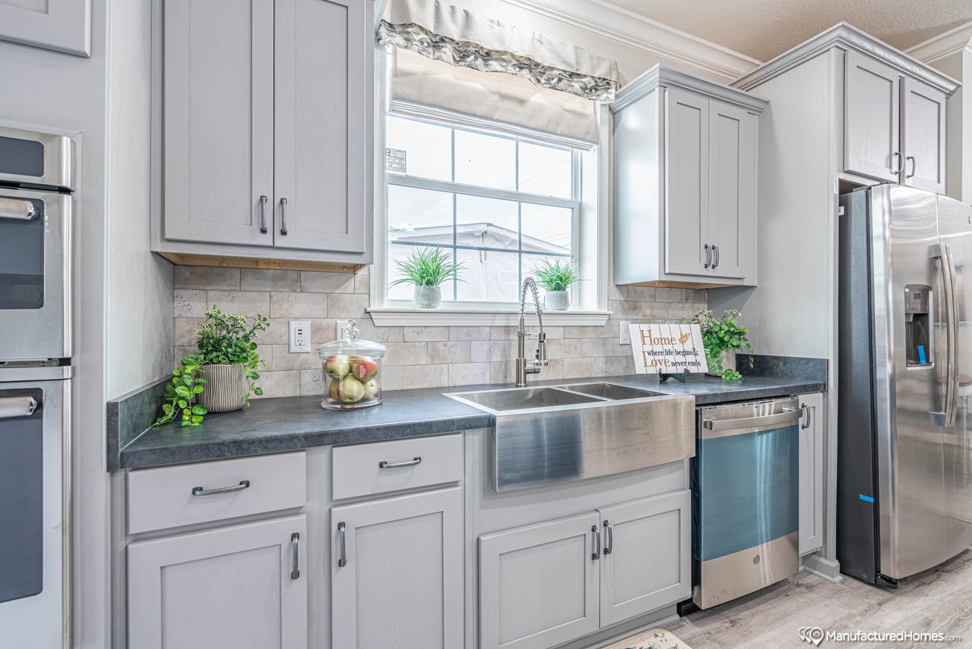 Ashley kitchen home features