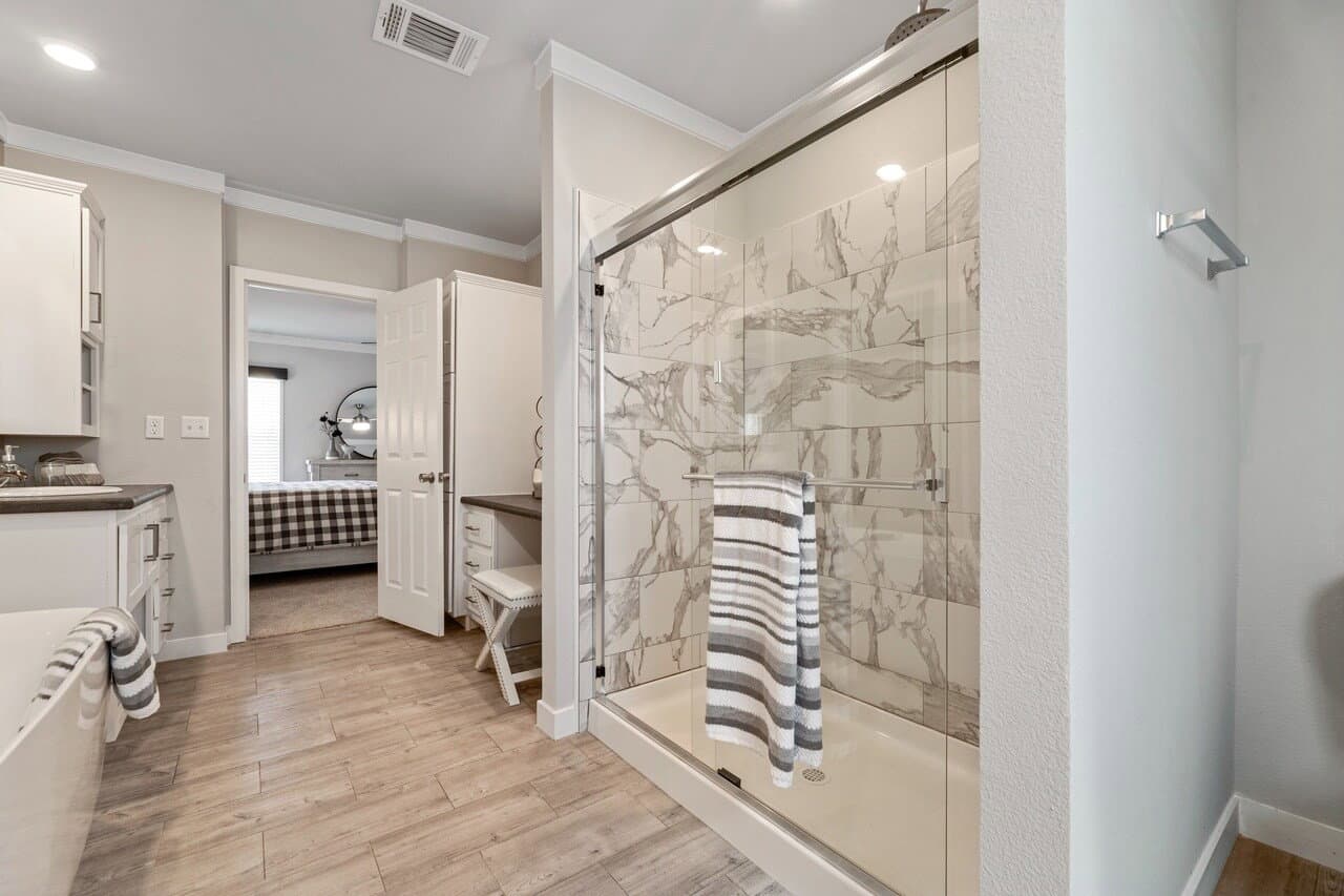Urban value 32563a bathroom home features