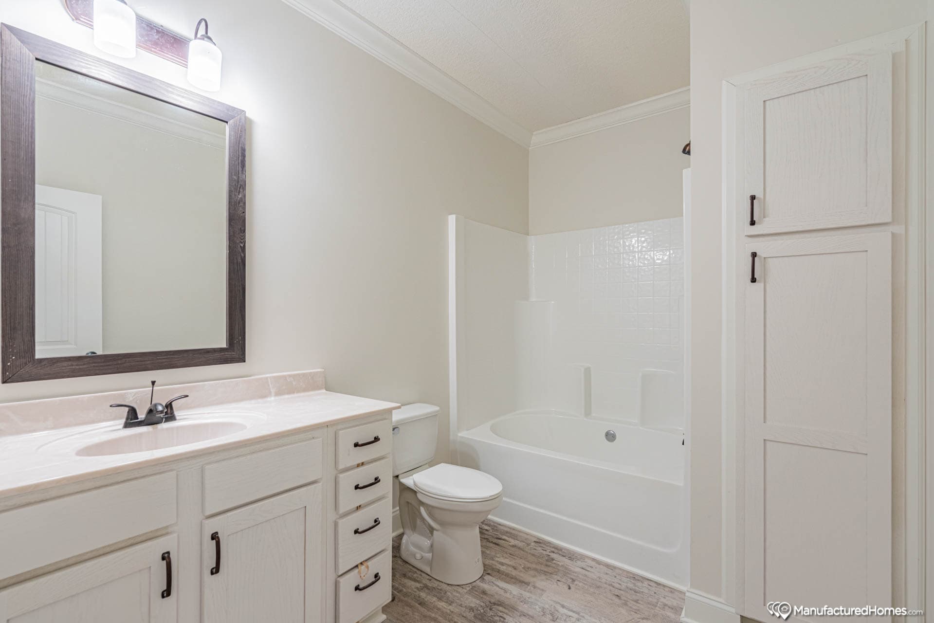 Jasmine i bathroom home features