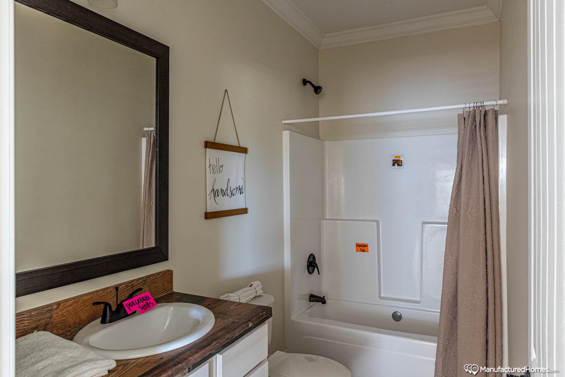 Azalea i bathroom home features