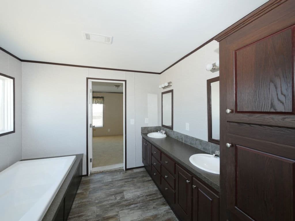 Beebe 2810 bathroom home features